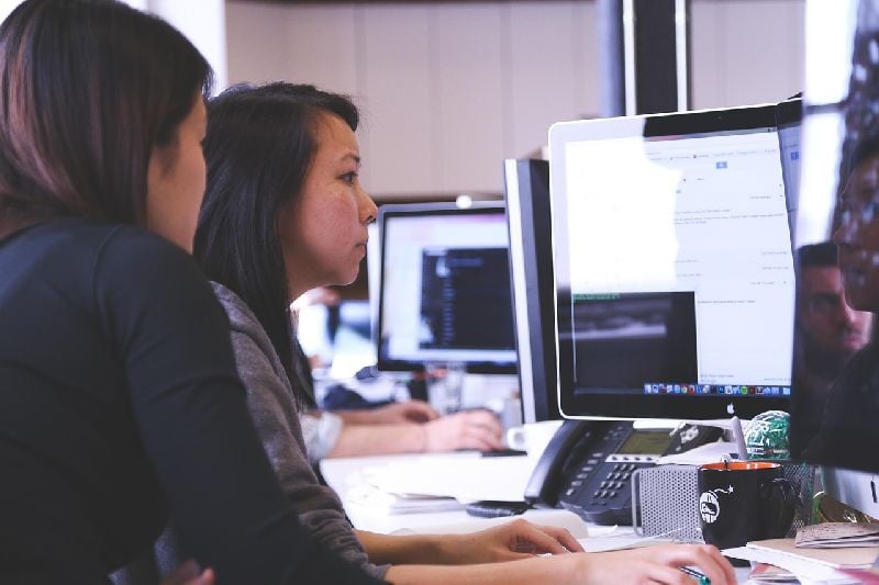 Bij CRM platforms zoals Odoo installeer je losse, lichte modules: de CRM-app voor sales, de Project-app voor onboarding en de Helpdesk-app voor triage.