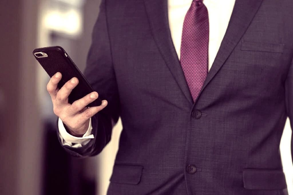 Hotelmanager analysiert RevPAR Der Hotelmanager analysiert RevPAR- und Direktbuchungsdaten aus dem E-Commerce über die europäische Hospitality-Tech-Infrastruktur.